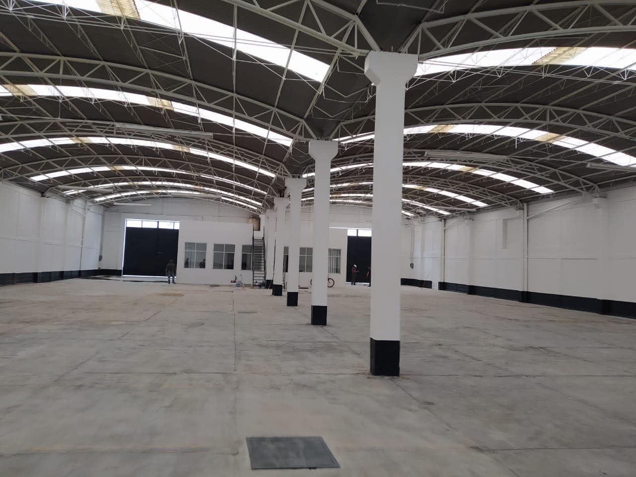 Interior de bodega industrial