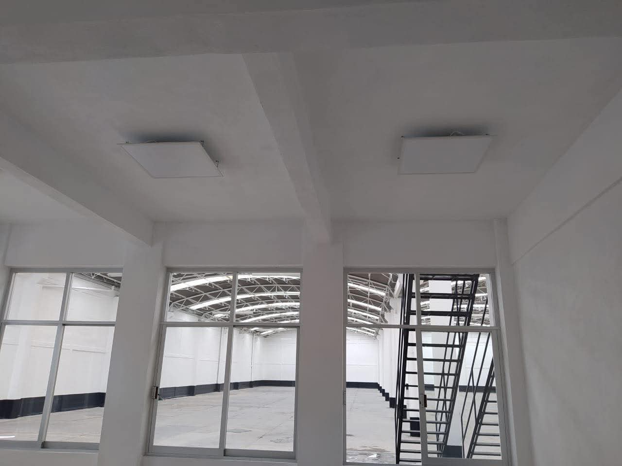 Oficinas en bodega industrial